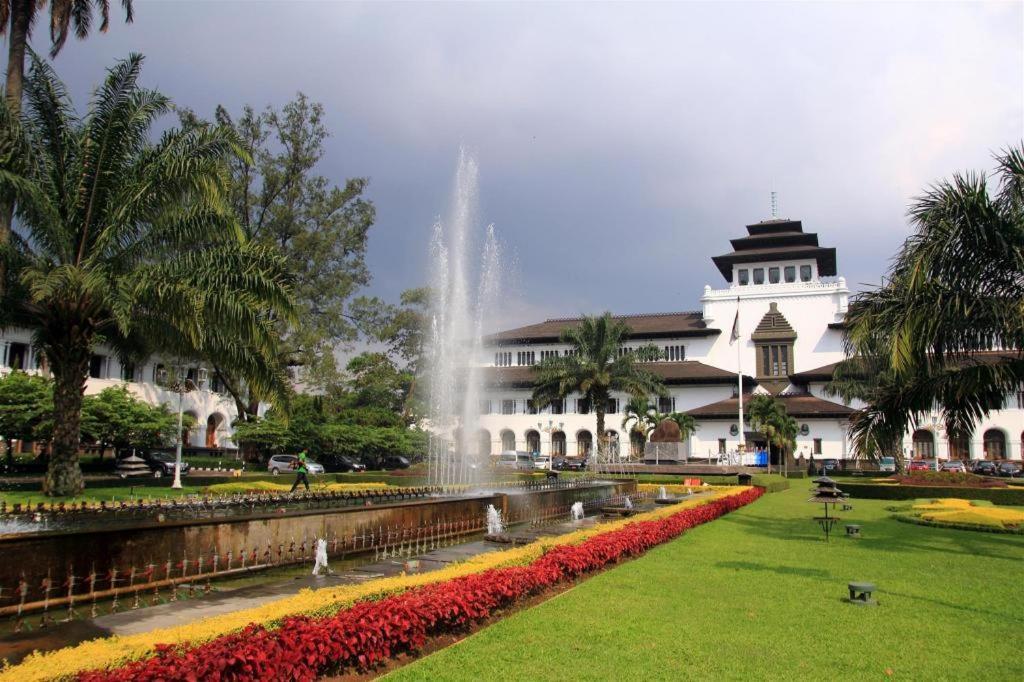 Oyo 91561 Gandhi Hotel Bandung Eksteriør billede
